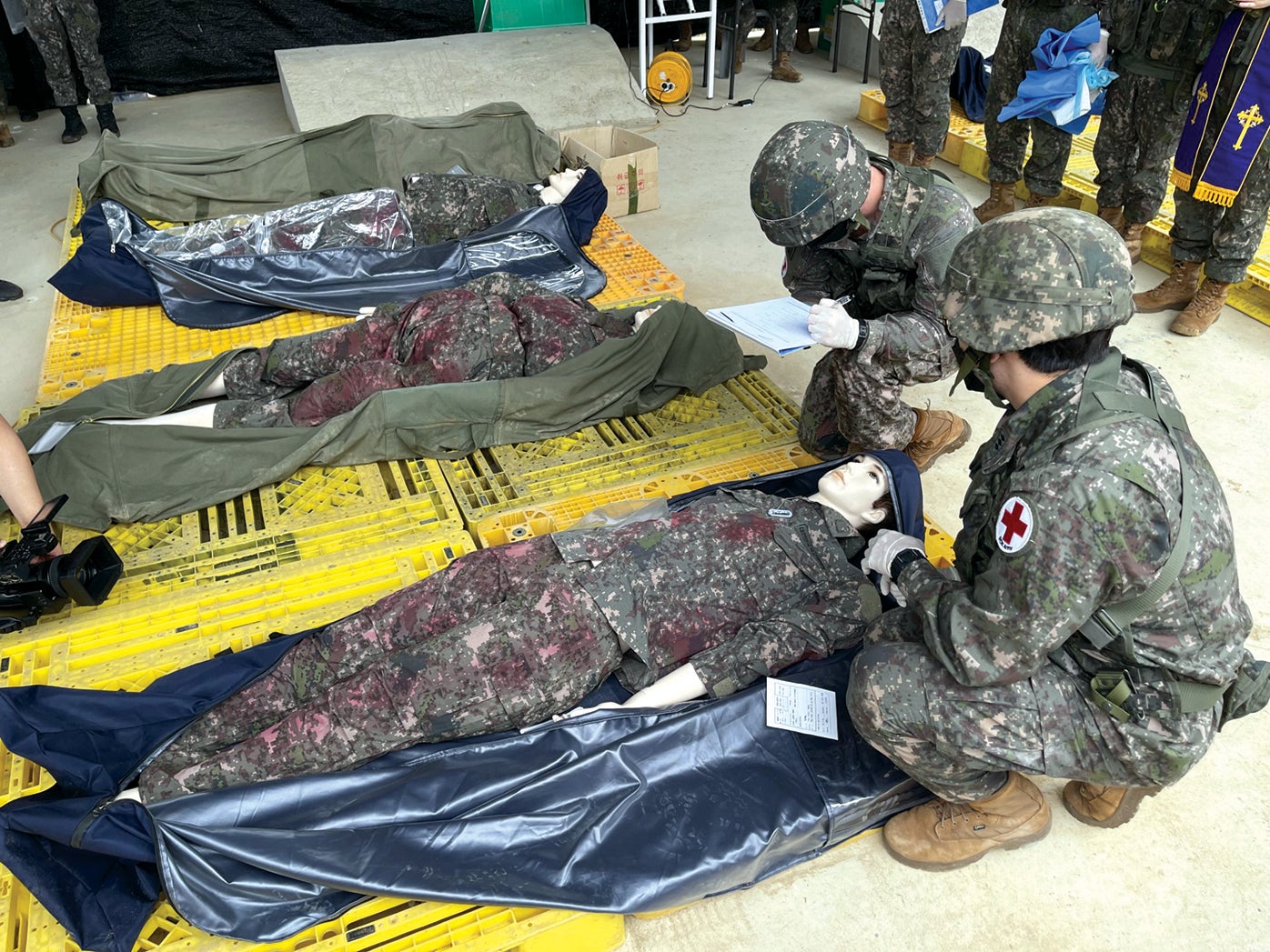 Soldiers from the 2nd Infantry Division Sustainment Brigade and their Republic of Korea Army counterparts conduct casualty recovery training in South Korea. (Credit: U.S. Army/1st Lt. Alexander Yang)